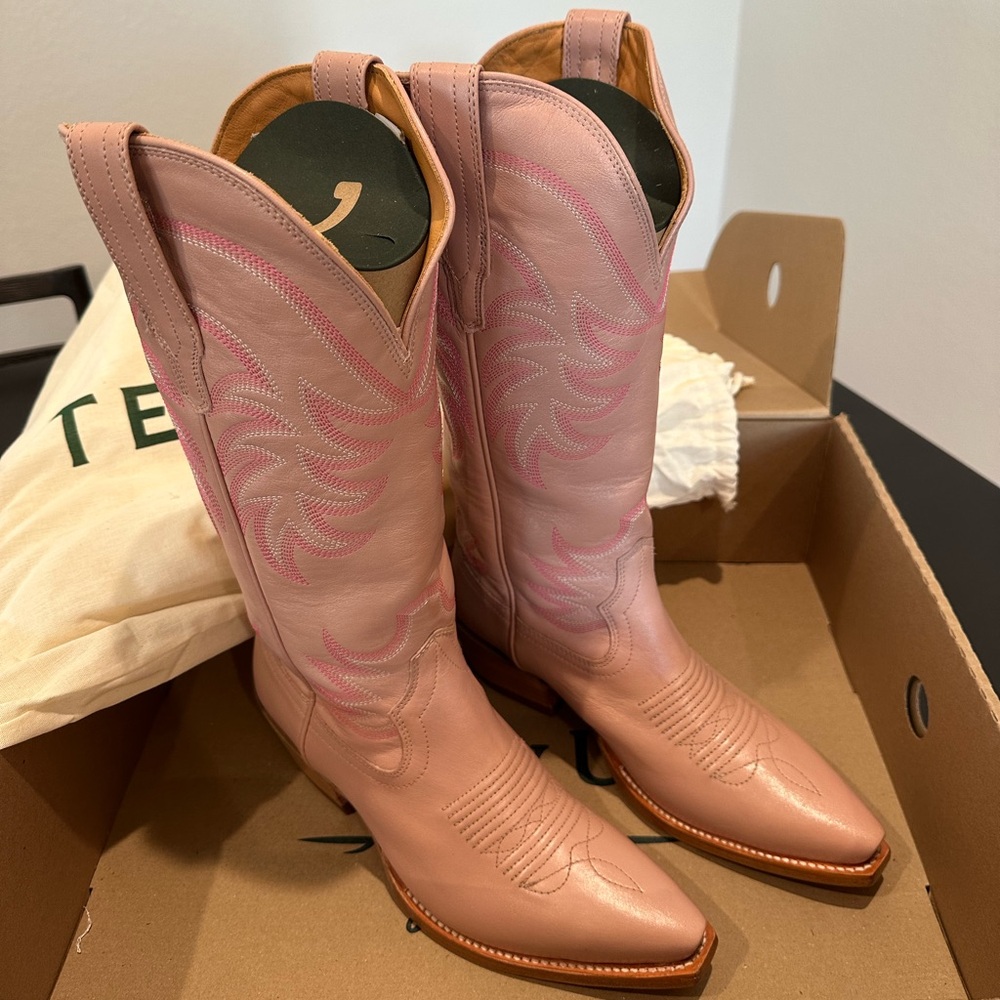 The Annie Tecovas in Misty Rose Cowhide - Picture 8 of 11